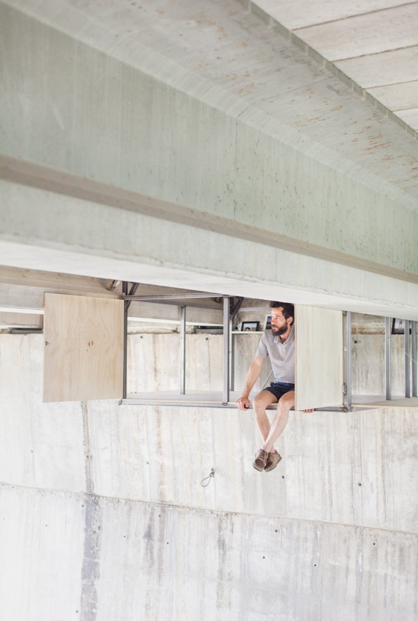 Secret studio under a bridge by Fernando Abellanas