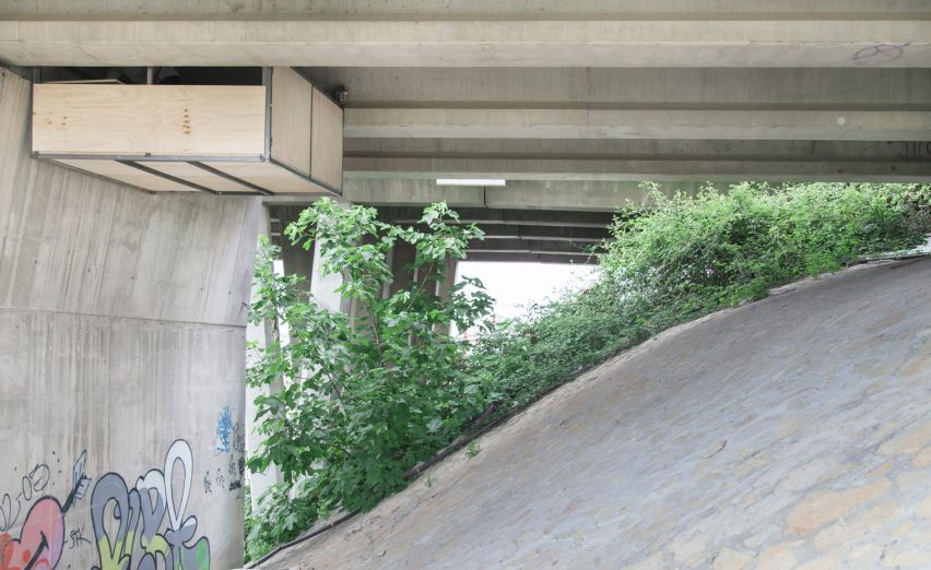 Secret studio under a bridge by Fernando Abellanas