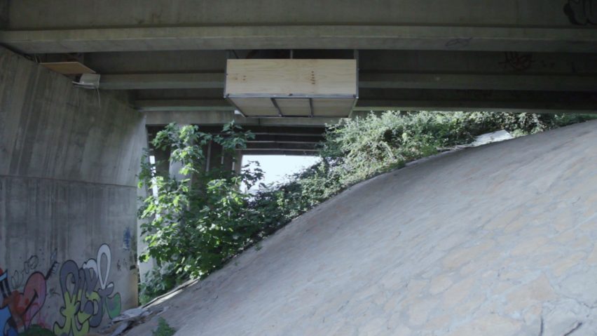 Secret studio under a bridge by Fernando Abellanas
