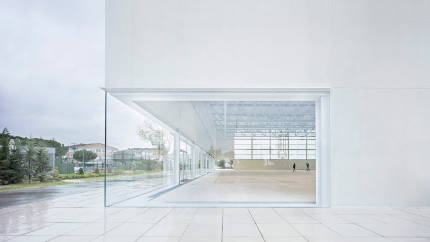 Alberto Campo Baeza’s Madrid sports centre is a “box of light”