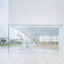 Alberto Campo Baeza’s Madrid sports centre is a “box of light”