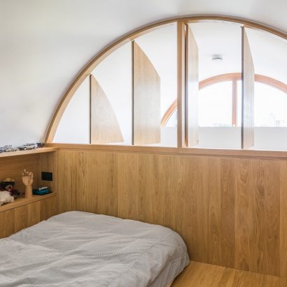 Francisco Sutherland Architects insert an oak structure into a Barbican flat