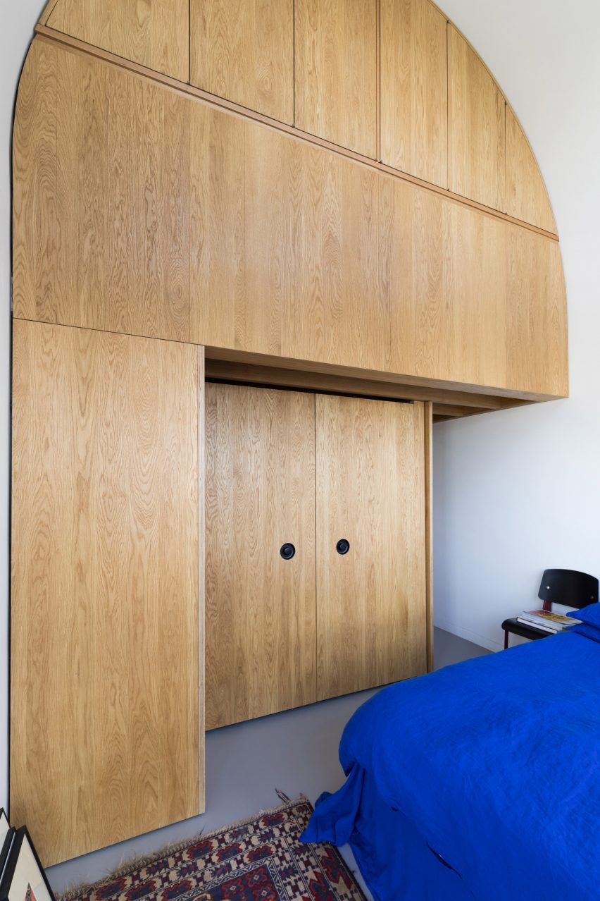 Francisco Sutherland Architects insert an oak structure into a Barbican flat