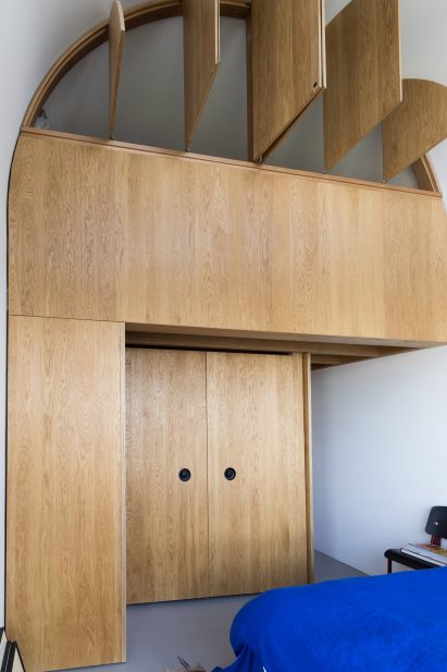 Francisco Sutherland Architects insert an oak structure into a Barbican flat