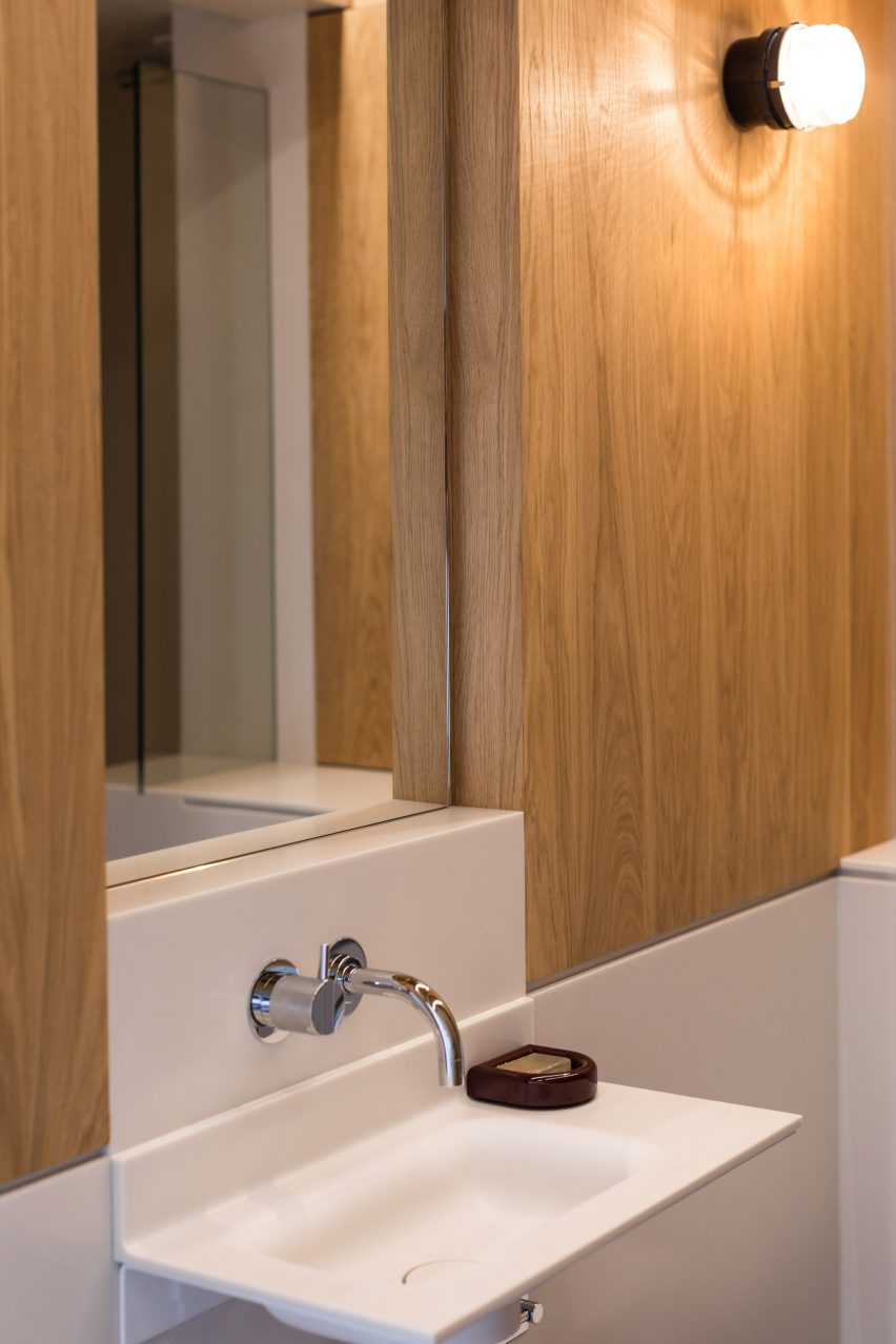 Francisco Sutherland Architects insert an oak structure into a Barbican flat