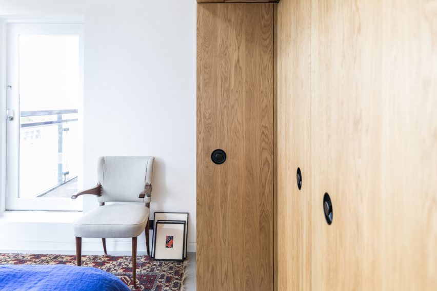 Francisco Sutherland Architects insert an oak structure into a Barbican flat