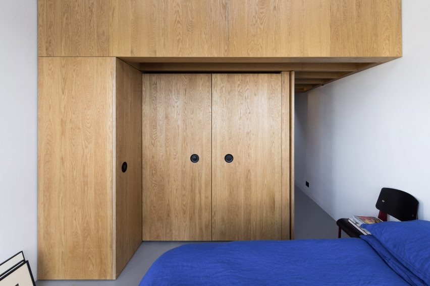 Francisco Sutherland Architects insert an oak structure into a Barbican flat