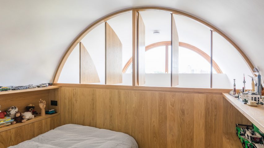 Francisco Sutherland Architects insert an oak structure into a Barbican flat