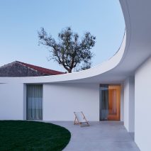 Bruno Dias adds curving extension based on the golden ratio to historic Portuguese house