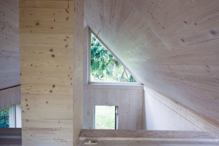 Berlin based architects Büros für Konstruktivismus have transformed a former chicken house into a pine clad artist’s studio.
