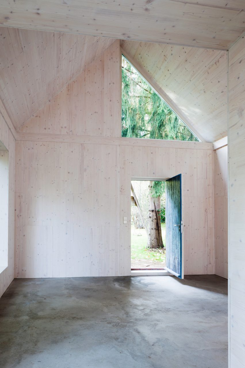 Berlin based architects Büros für Konstruktivismus have transformed a former chicken house into a pine clad artist’s studio.