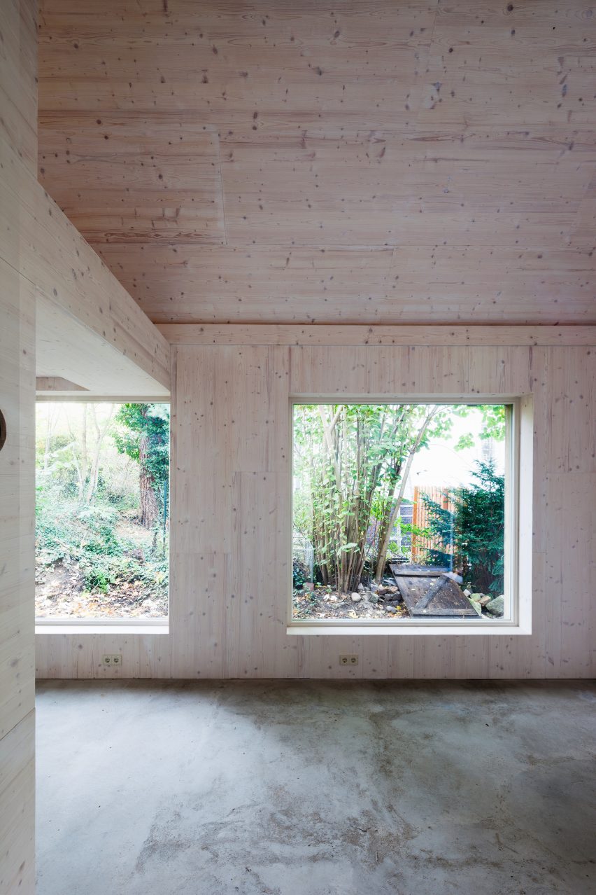 Berlin based architects Büros für Konstruktivismus have transformed a former chicken house into a pine clad artist’s studio.