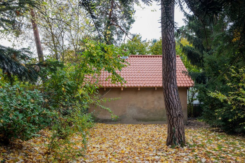 Berlin based architects Büros für Konstruktivismus have transformed a former chicken house into a pine clad artist’s studio.
