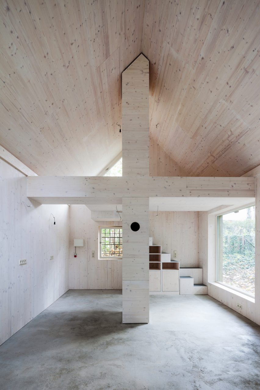 Berlin based architects Büros für Konstruktivismus have transformed a former chicken house into a pine clad artist’s studio.
