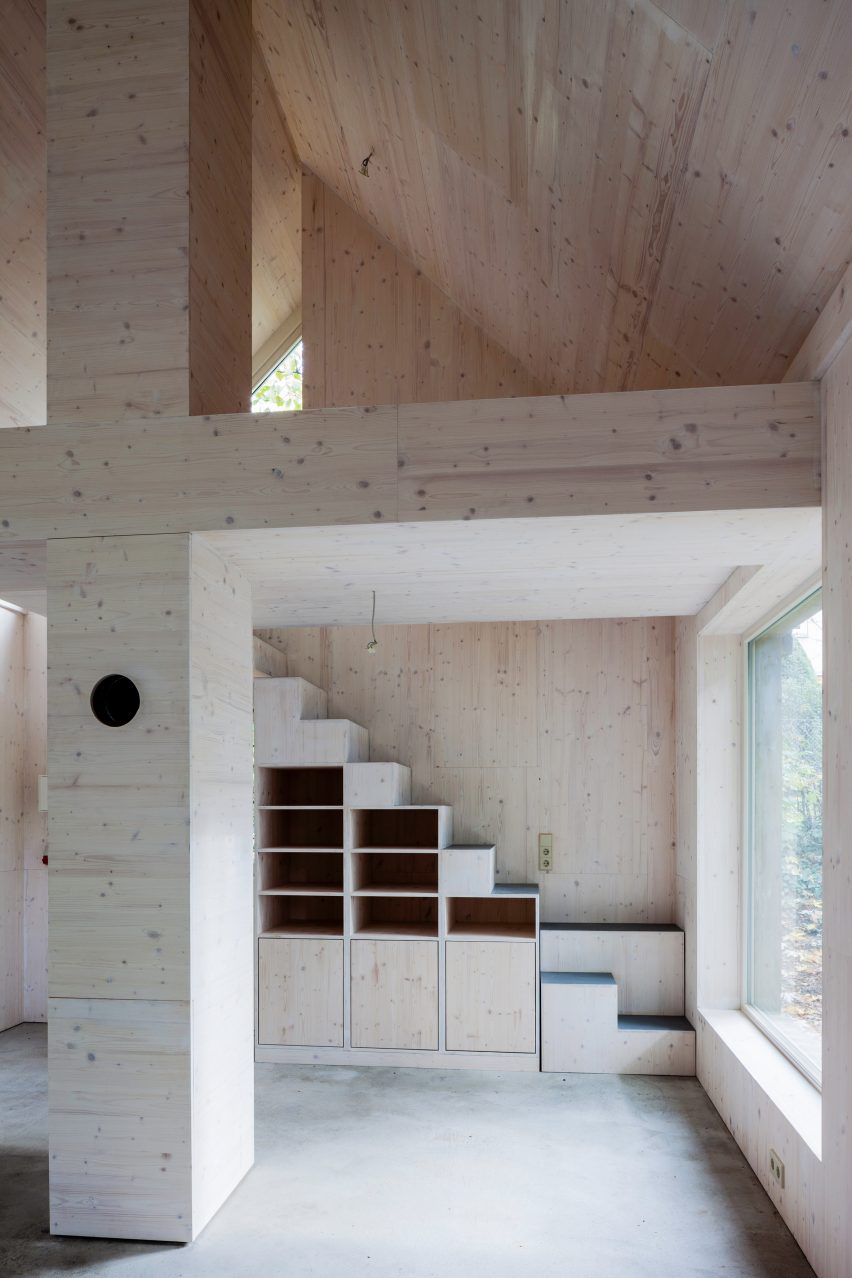 Berlin based architects Büros für Konstruktivismus have transformed a former chicken house into a pine clad artist’s studio.