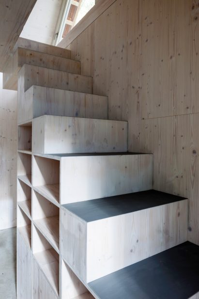 Berlin based architects Büros für Konstruktivismus have transformed a former chicken house into a pine clad artist’s studio.