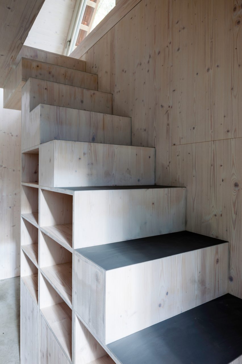 Berlin based architects Büros für Konstruktivismus have transformed a former chicken house into a pine clad artist’s studio.