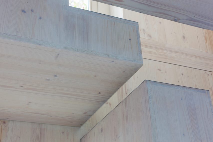 Berlin based architects Büros für Konstruktivismus have transformed a former chicken house into a pine clad artist’s studio.