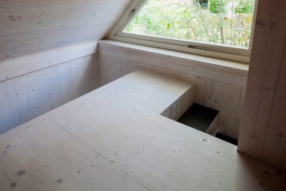 Berlin based architects Büros für Konstruktivismus have transformed a former chicken house into a pine clad artist’s studio.