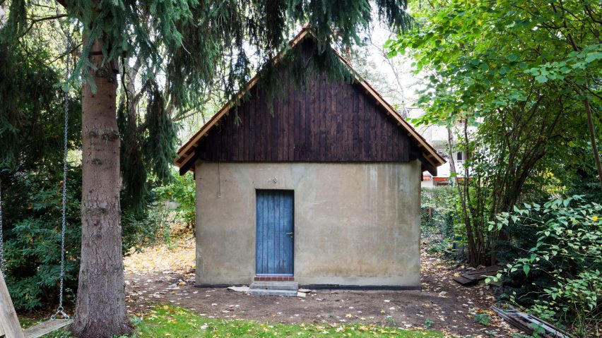 Berlin based architects Büros für Konstruktivismus have transformed a former chicken house into a pine clad artist’s studio.