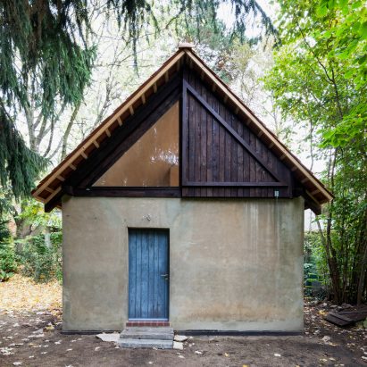 Berlin based architects Büros für Konstruktivismus have transformed a former chicken house into a pine clad artist’s studio.