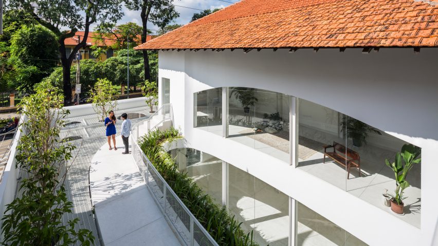 Kientruc O carves elliptical lightwell between Vietnamese house and its extension