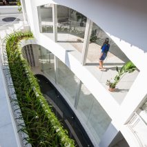 Kientruc O carves elliptical lightwell between Vietnamese house and its extension
