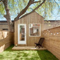 Architect builds his own studio at the end of Toronto garden