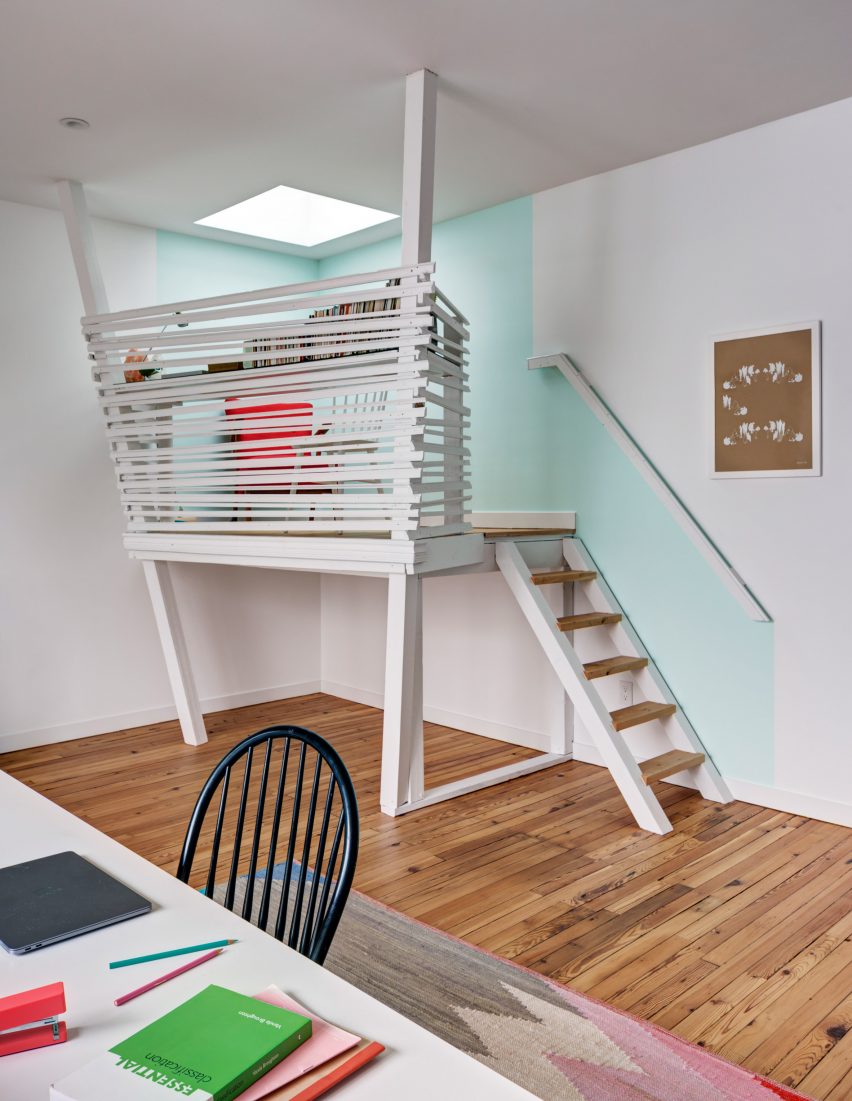 House for Booklovers and Cats by BFDO Architects