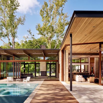 Living spaces open out to Lake Austin at residence by A Parallel