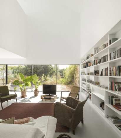 Red House winery by Extrastudio