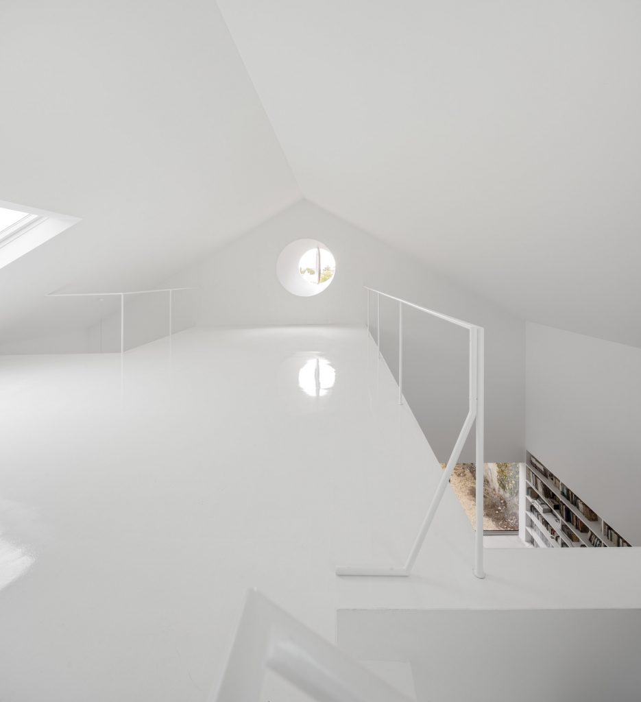 Red House winery by Extrastudio