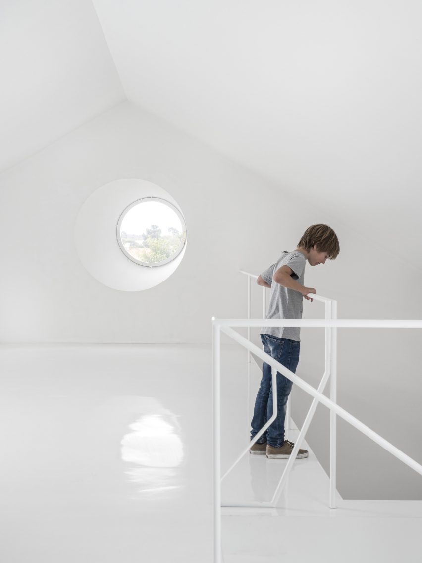 Red House winery by Extrastudio