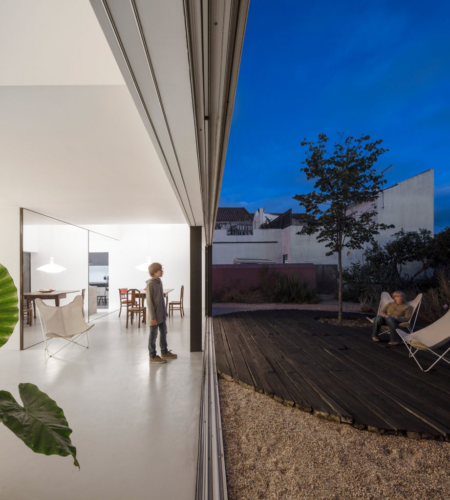 Red House winery by Extrastudio