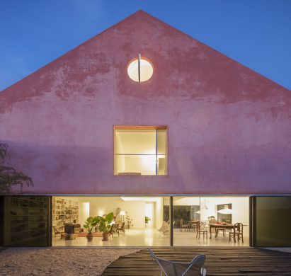 Red House winery by Extrastudio