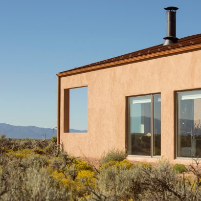 New Mexico home by Mollhaus takes cues from adobe architecture and desert terrain