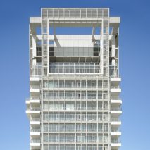 Richard Meier completes Bauhaus-inspired tower in Tel Aviv