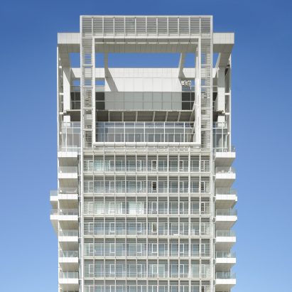 Richard Meier completes Bauhaus-inspired tower in Tel Aviv