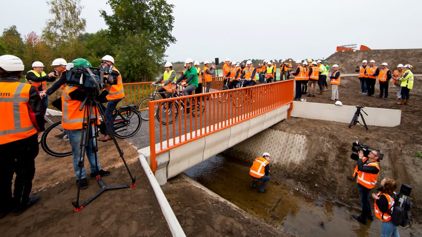 “World’s first” 3D-printed concrete bridge opens in the Netherlands