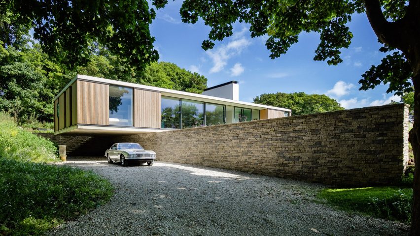 10 buildings that use classic cars to improve their image