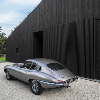 10 buildings that use classic cars to improve their image