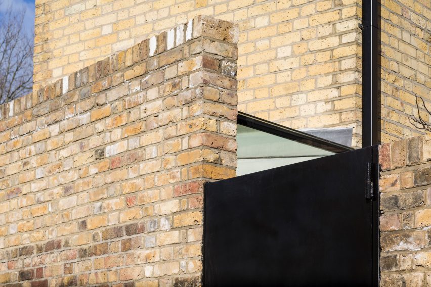 Colombia road residential extention by Dhaus.