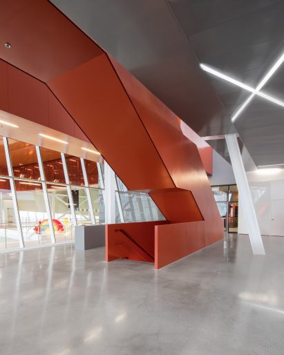 Complexe sportif Saint-Laurent by Saucier Perrotte Architectes