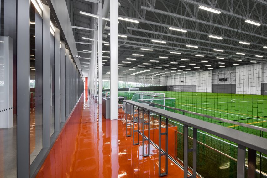 Complexe sportif Saint-Laurent by Saucier Perrotte Architectes