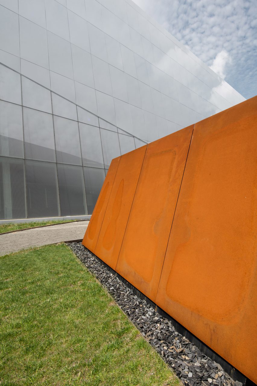Complexe sportif Saint-Laurent by Saucier Perrotte Architectes