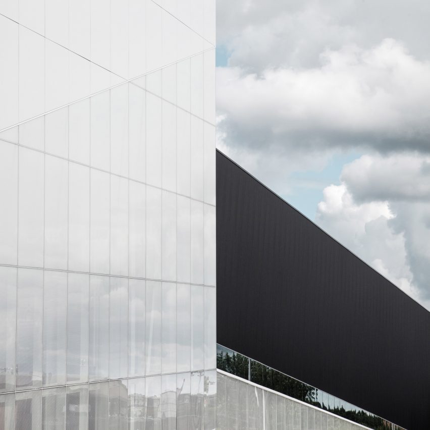 Complexe sportif Saint-Laurent by Saucier Perrotte Architectes