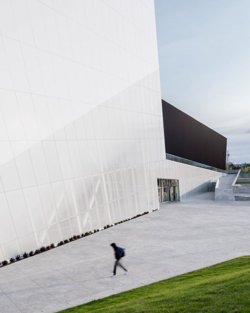 Complexe sportif Saint-Laurent by Saucier Perrotte Architectes