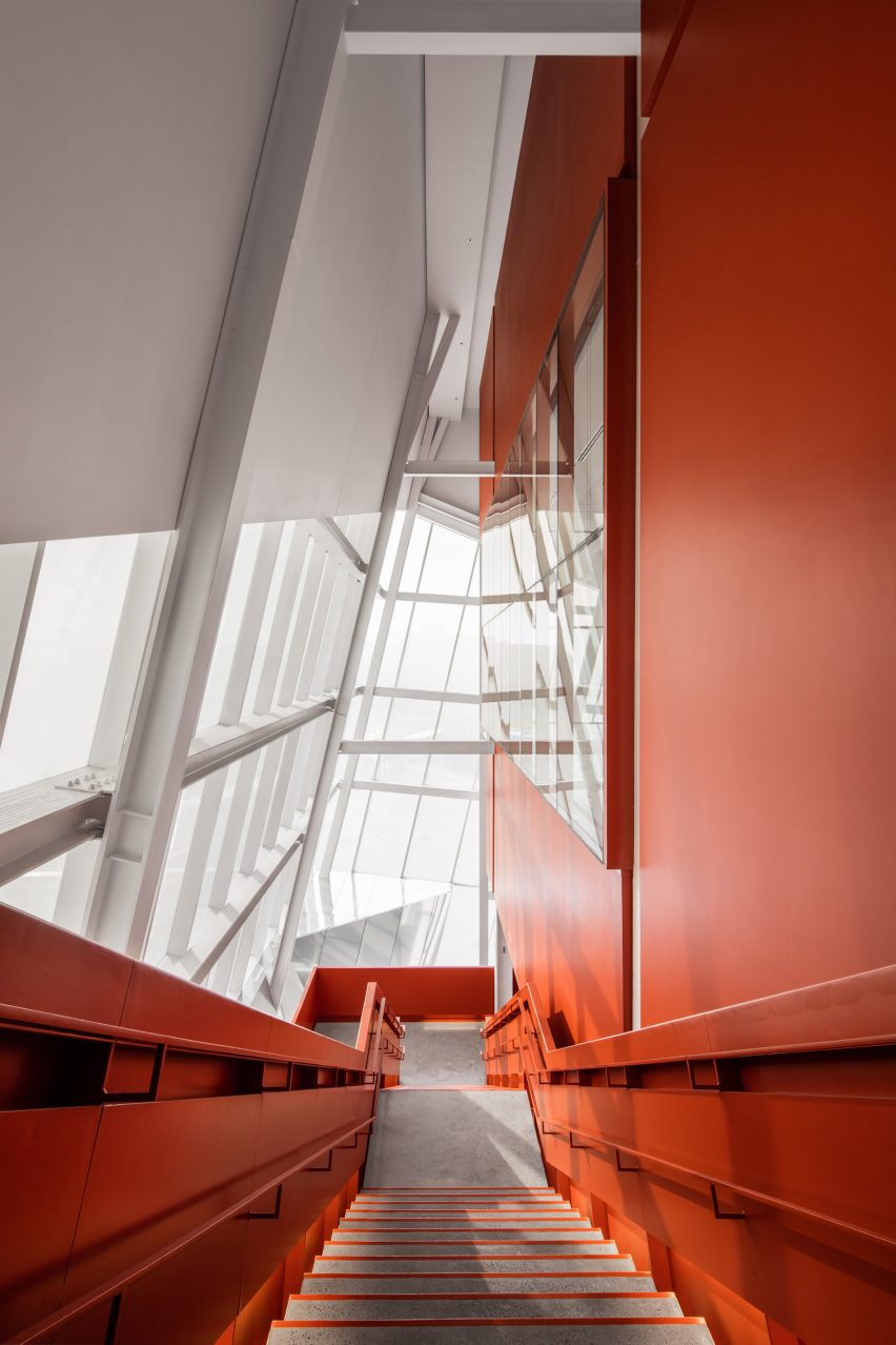 Complexe sportif Saint-Laurent by Saucier Perrotte Architectes