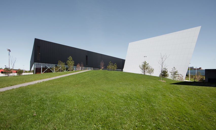 Complexe sportif Saint-Laurent by Saucier Perrotte Architectes