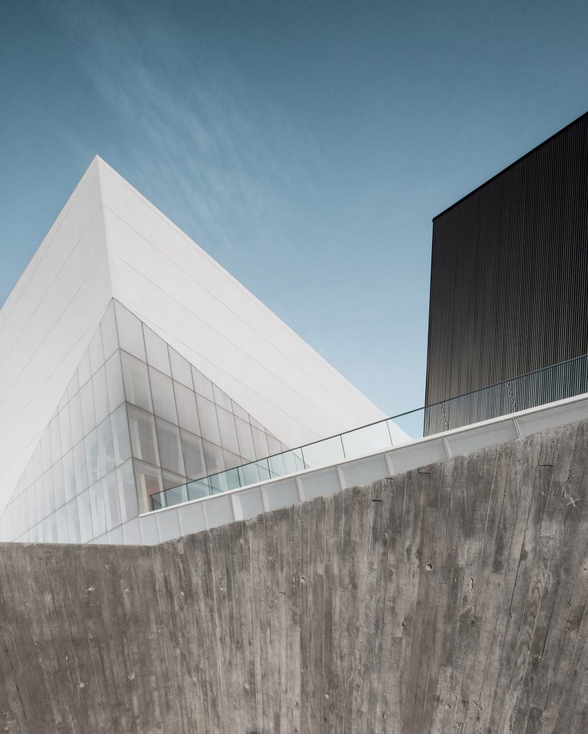 Complexe sportif Saint-Laurent by Saucier Perrotte Architectes